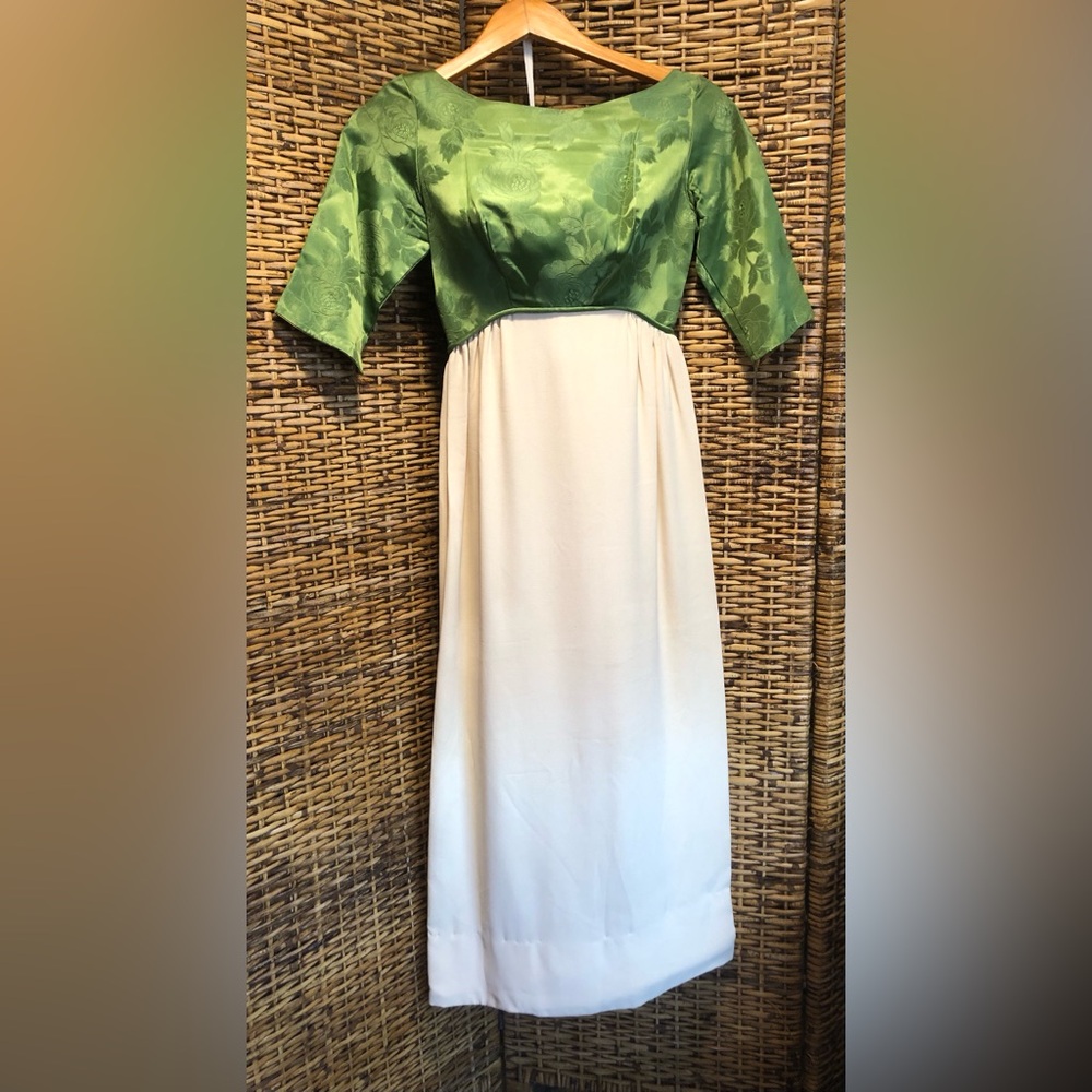 Jackie-O STYLE  FORMAL ANTIQUE DRESS - Emprie Waste w/ Train